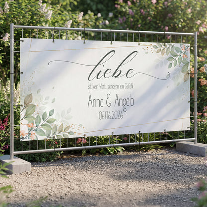 Hochzeitsbanner für Bauzaun mit Namen, Datum und floralem Motiv in Gartenkulisse