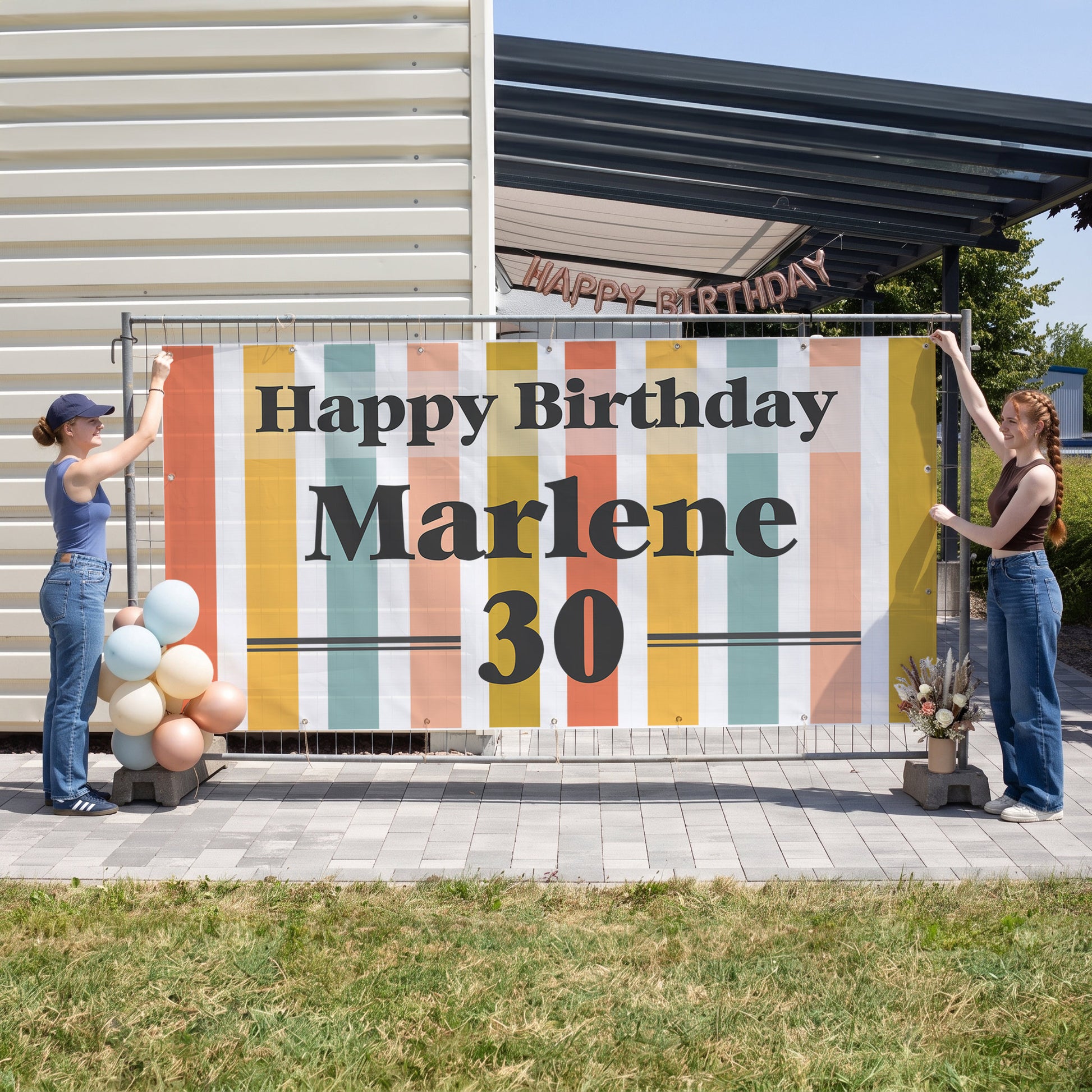 Großes Bauzaunbanner zum Geburtstag mit Name Marlene und Alter 30 als auffällige Partydeko am Zaun