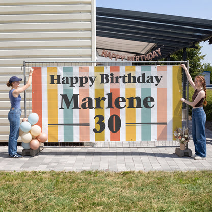 Großes Bauzaunbanner zum Geburtstag mit Name Marlene und Alter 30 als auffällige Partydeko am Zaun