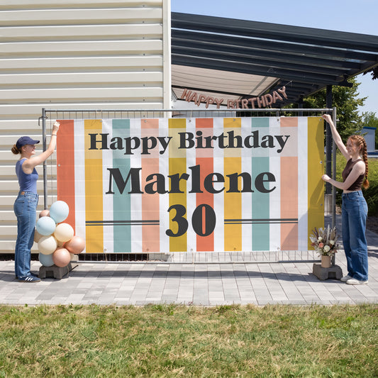 Großes Bauzaunbanner zum Geburtstag mit Name Marlene und Alter 30 als auffällige Partydeko am Zaun