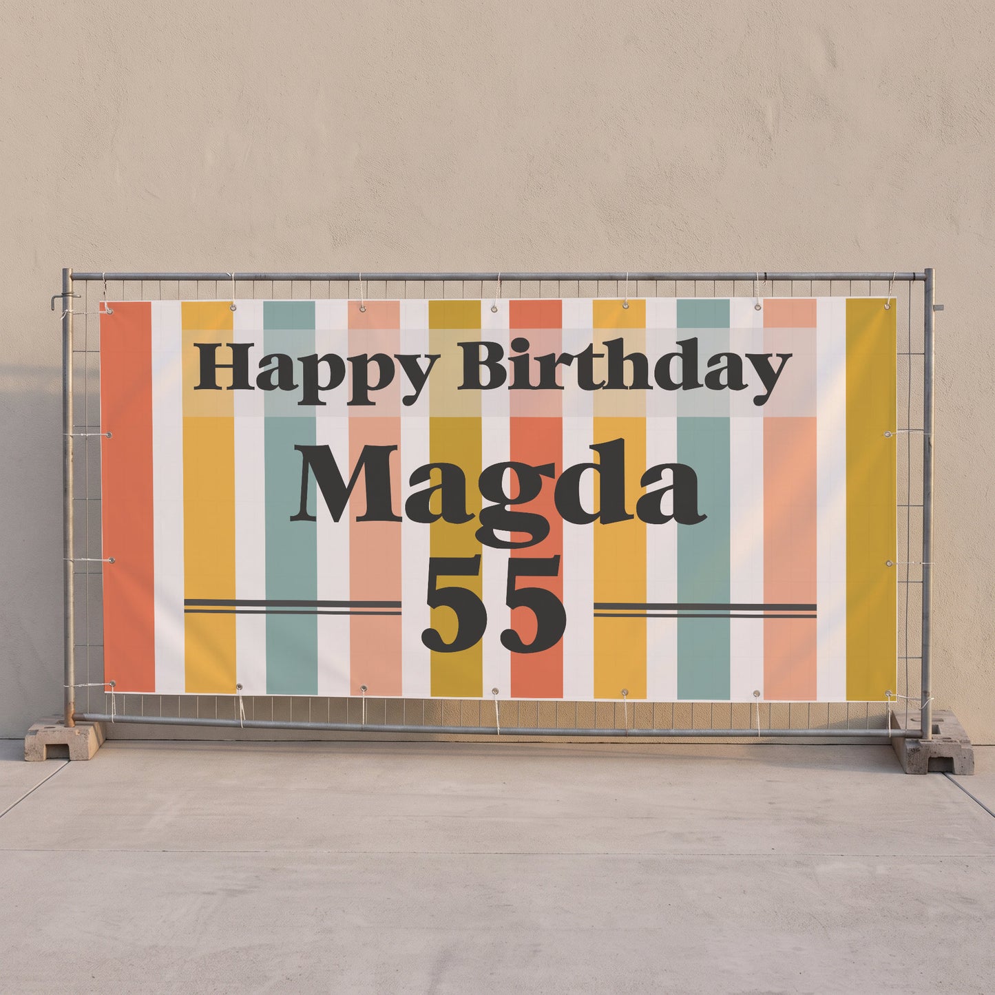 Personalisiertes Bauzaunbanner zum Geburtstag mit Name Magda und Alter 55 an einer Wand befestigt