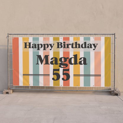 Personalisiertes Bauzaunbanner zum Geburtstag mit Name Magda und Alter 55 an einer Wand befestigt