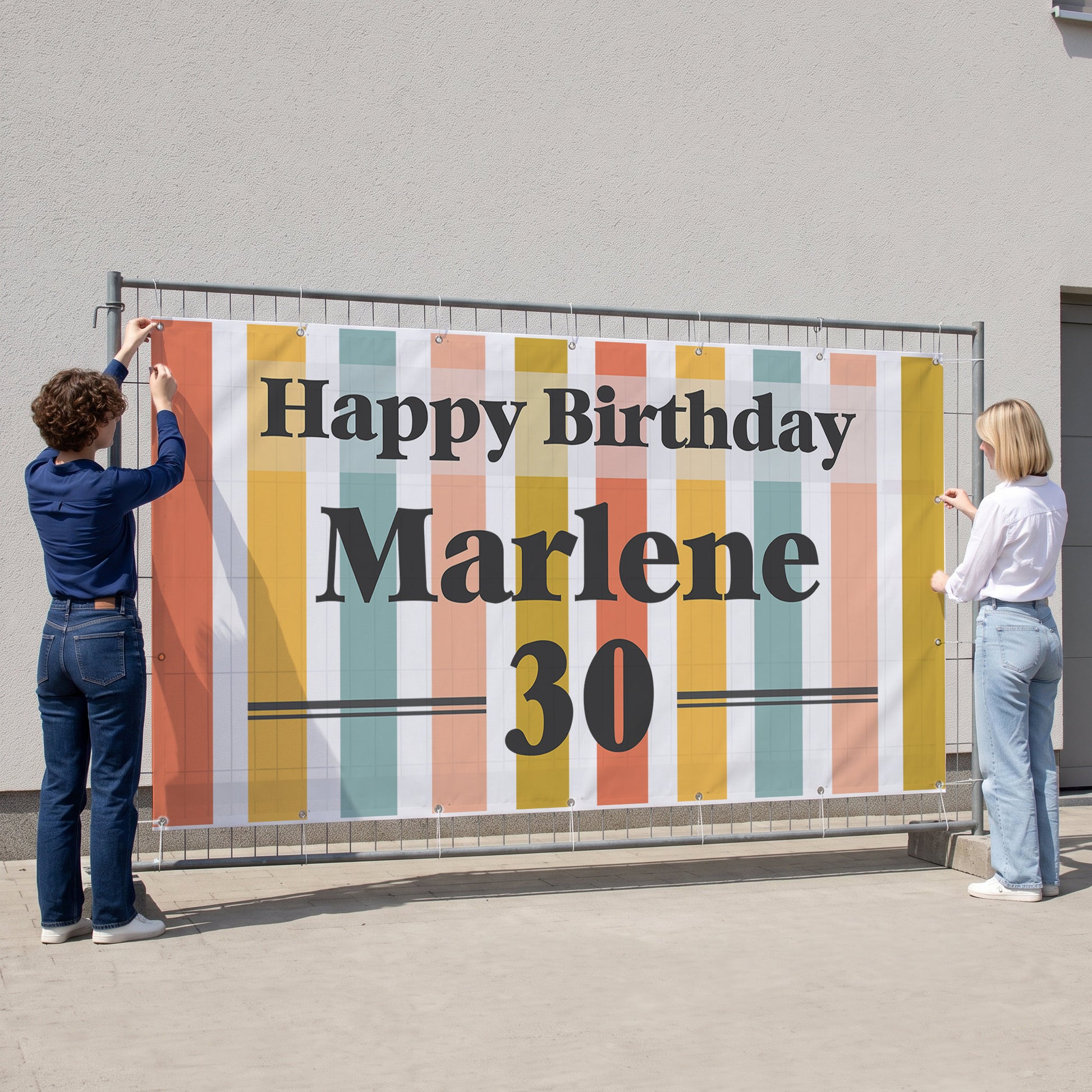 Großes Geburtstagsbanner für Bauzaun mit Name Marlene und Alter 30 wird draußen angebracht