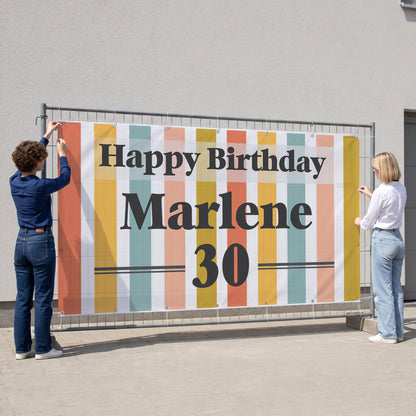 Großes Geburtstagsbanner für Bauzaun mit Name Marlene und Alter 30 wird draußen angebracht