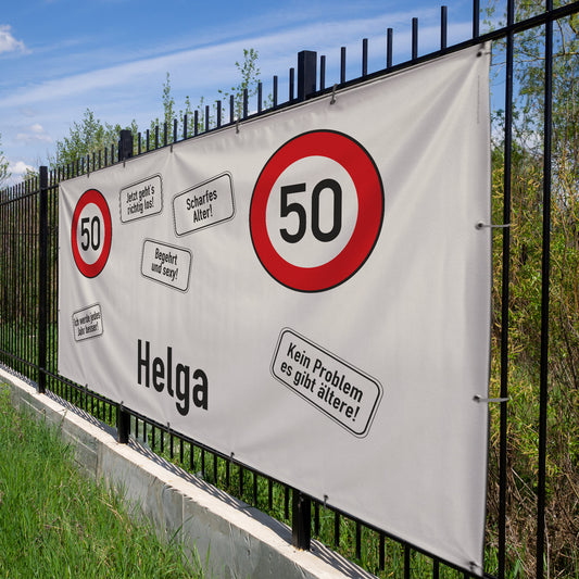 XXXL Partybanner zum 50. Geburtstag mit Name Helga im Verkehrszeichen Design am schwarzen Zaun