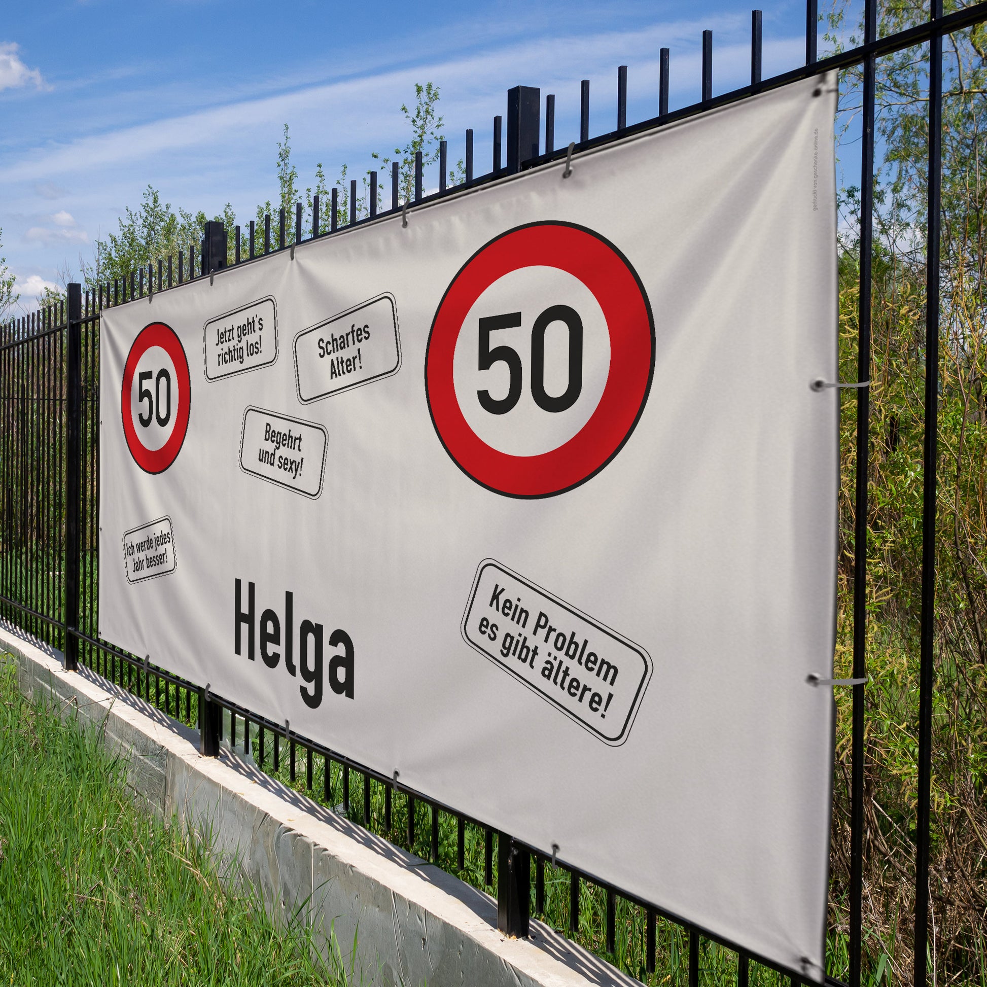 XXXL Partybanner zum 50. Geburtstag mit Name Helga im Verkehrszeichen Design am schwarzen Zaun