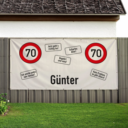 Großes Banner zum 70. Geburtstag mit Name Günter und roten Verkehrsschildern an Haus und Zaun
