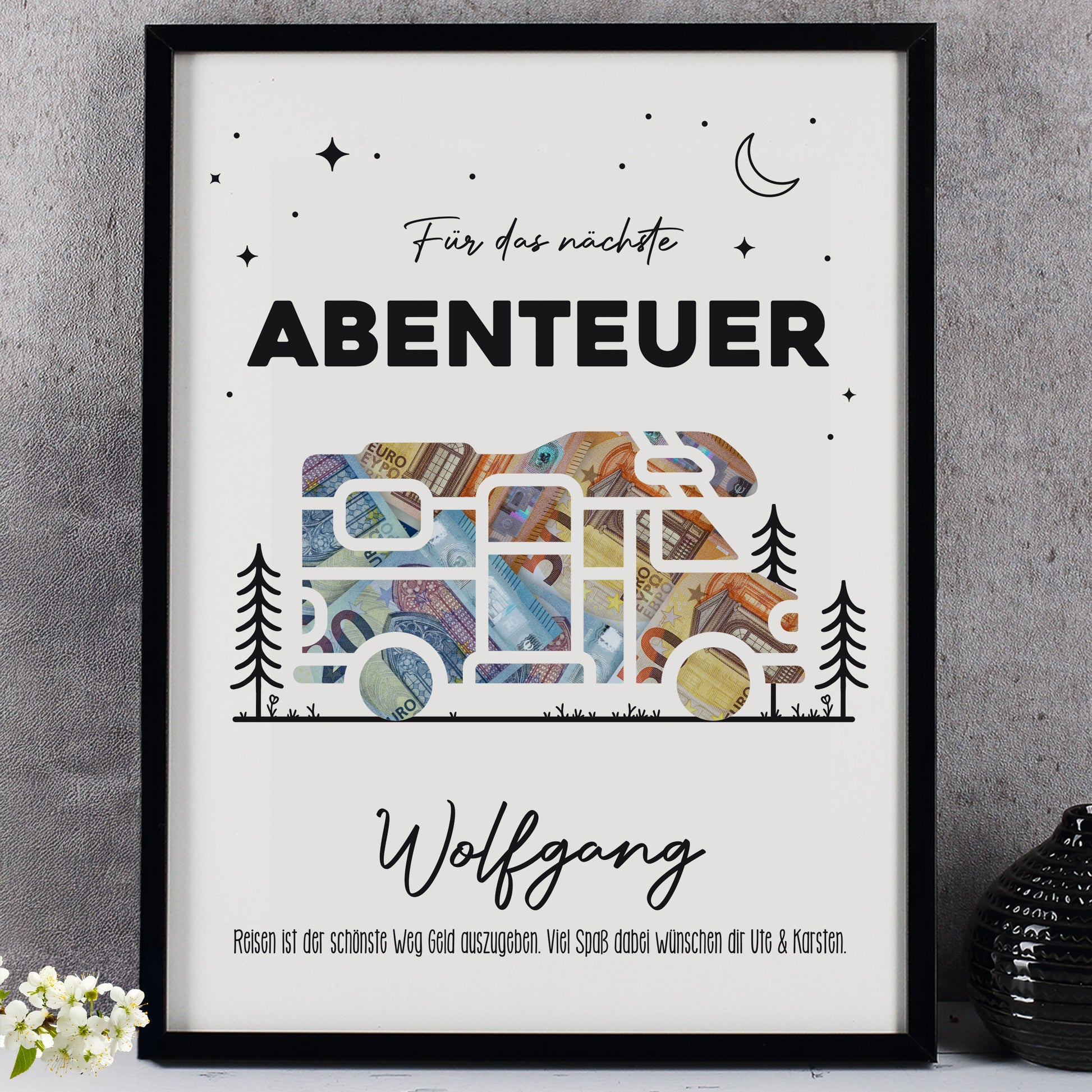 Bilderrahmen mit „Für das nächste Abenteuer“-Motiv und Geldscheinen – personalisiert mit Wolfgang