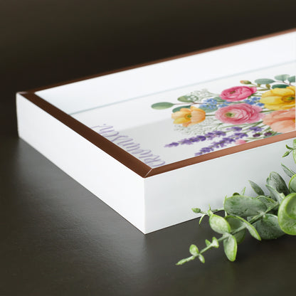 Detailaufnahme vom roségoldfarbenen Geldgeschenk Bilderrahmen mit weißem Rahmen und Blumen Motiv