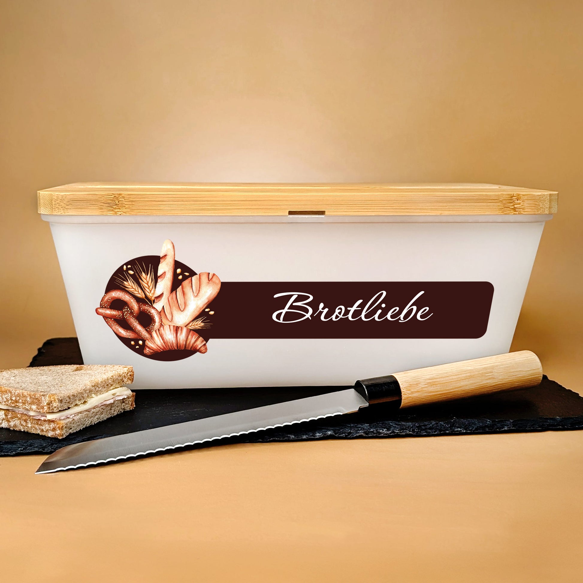 Brotkasten mit Motiv „Brotzeit“ und Schriftzug „Brotliebe“ – seitliche Frontansicht