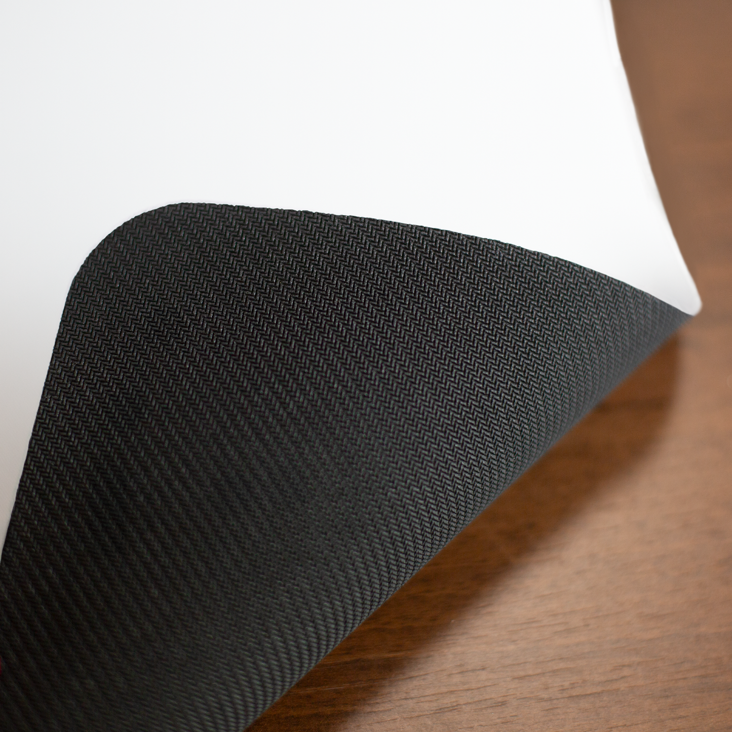 Rückseite des Mousepads mit rutschfestem Material – leicht angewinkelt dargestellt
