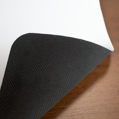 Rückseite des Mousepads mit rutschfestem Material – leicht angewinkelt dargestellt