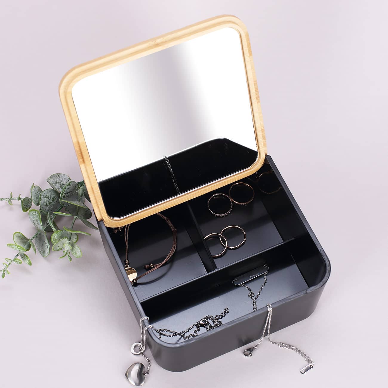 Box in schwarz mit drei Trennfächern