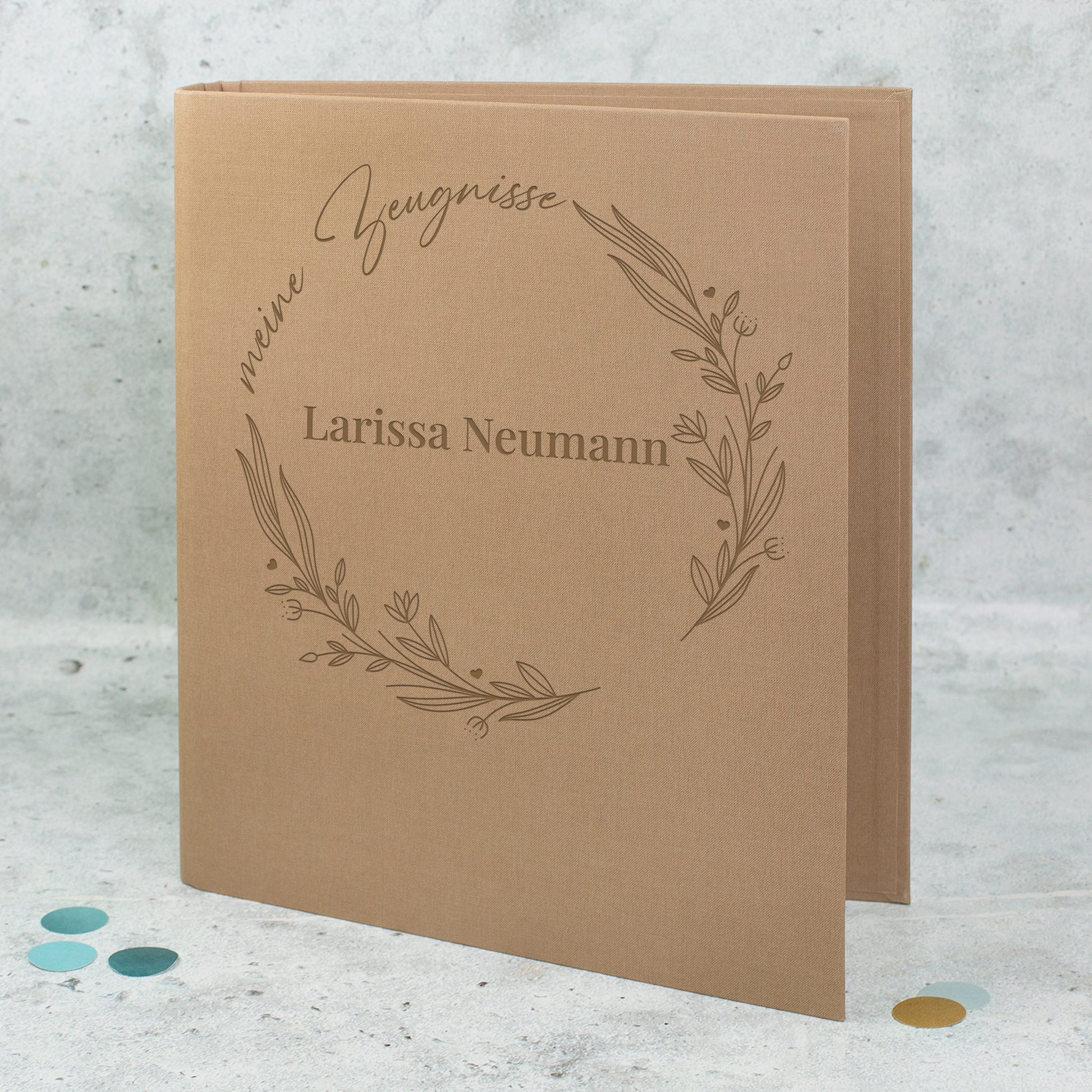 Zeugnismappe braun mit floralem Line-Art-Motiv „meine Zeugnisse“ und Name Larissa Neumann