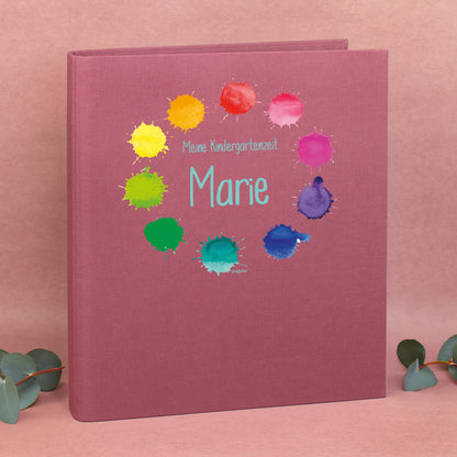 Zeugnismappe aus Leinen in Rosa mit buntem Farbklekse-Motiv und Name Marie bedruckt