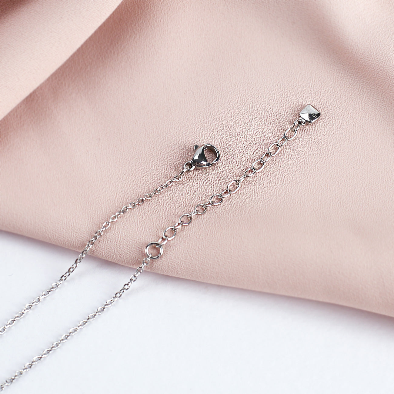 Nahaufnahme des Verschlusses der Kette mit Herz Anhänger & Gravur einer Initiale in Silber