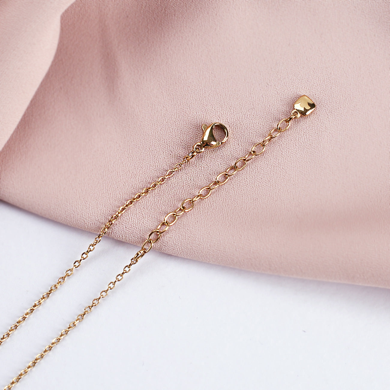 Nahaufnahme des Verschlusses der Kette mit Herz Anhänger & Gravur einer Initiale in Gold