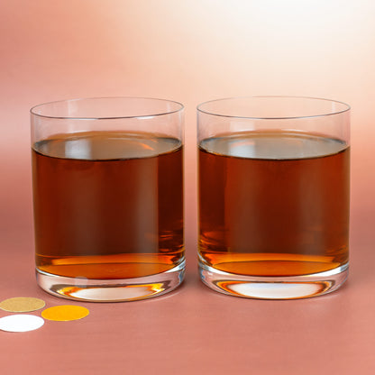 Zwei klare Whiskygläser von Leonardo, gefüllt, als Teil des personalisierbaren Whiskysets.