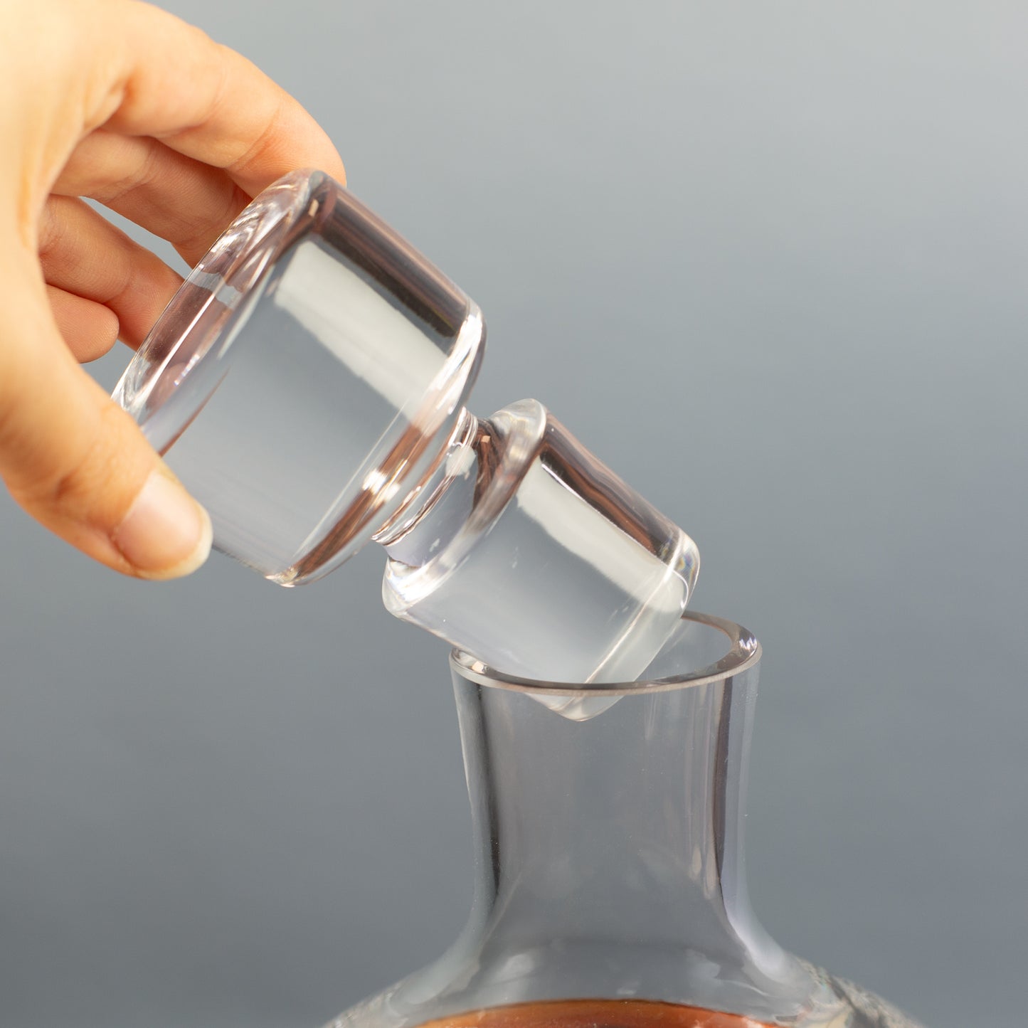 Detailaufnahme des massiven Glasverschlusses der Leonardo-Whisky-Karaffe beim Abnehmen.