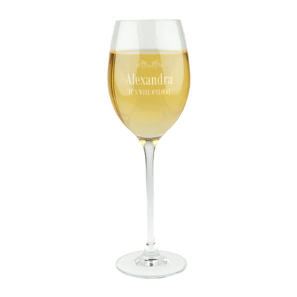 Freigestelltes Leonardo Weißweinglas mit Gravur Name Alexandra und Spruch It’s Wine O’Clock
