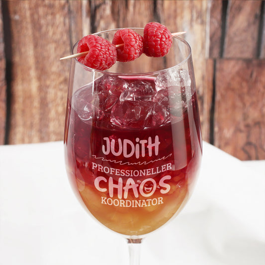 Nahaufnahme vom gravierten Weinglas mit Name Judith und Professioneller Chaos Koordinator Motiv