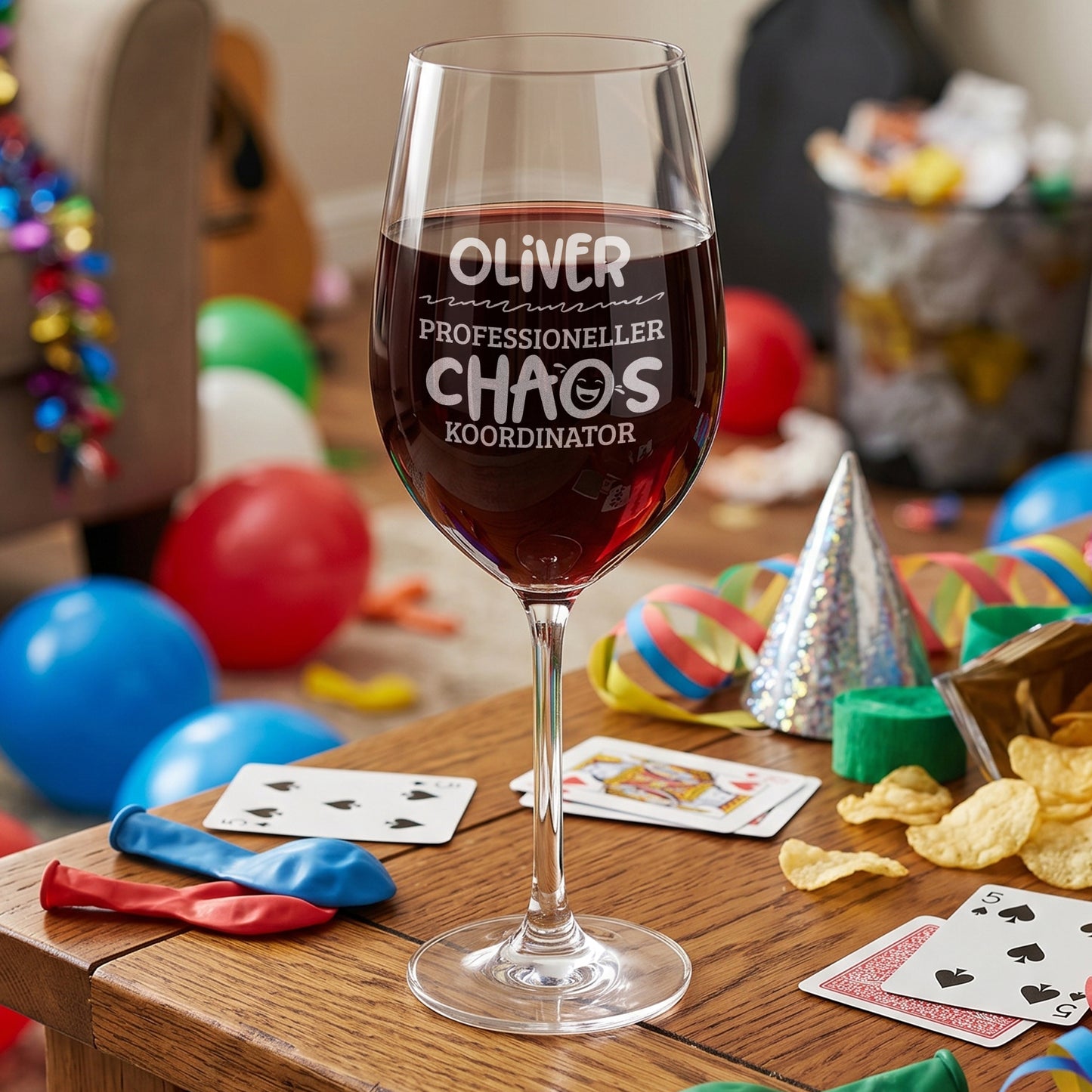 Graviertes Leonardo Weinglas mit Name Oliver und Chaos Koordinator Motiv auf gedecktem Tisch
