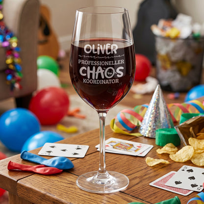 Graviertes Leonardo Weinglas mit Name Oliver und Chaos Koordinator Motiv auf gedecktem Tisch