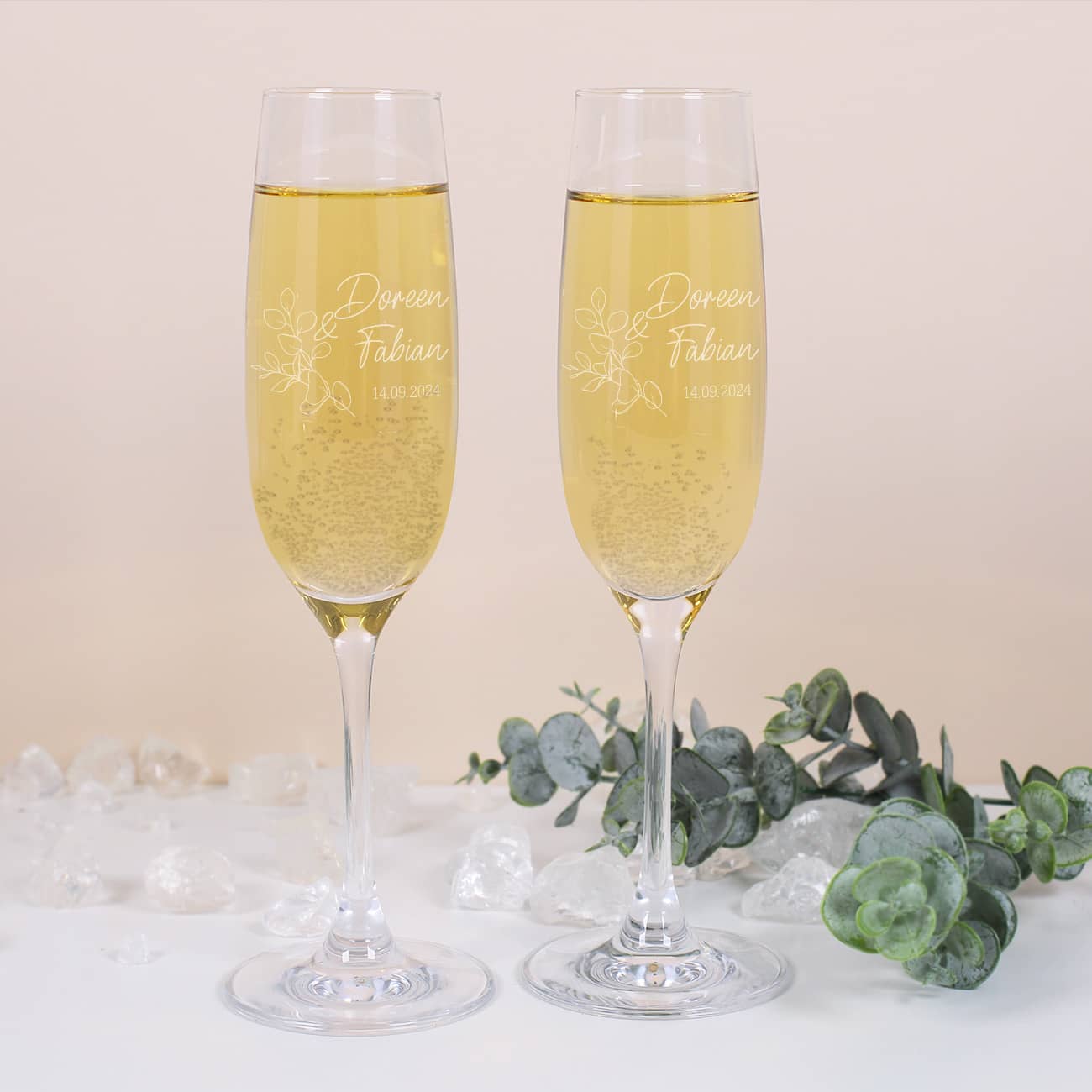 2 Sektgläser zur Hochzeit mit Eukalyptuszweig graviert