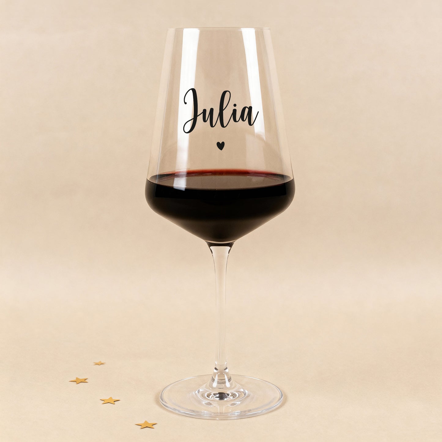 Personalisiertes Leonardo Weinglas mit Name Julia und Herzmotiv, gefüllt mit Rotwein