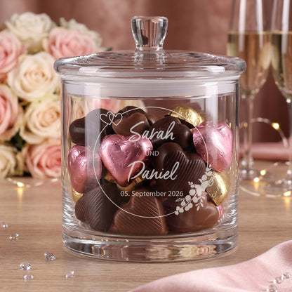 Personalisierte Glasdose mit Schokoladenherzen und Gravur von Sarah und Daniel