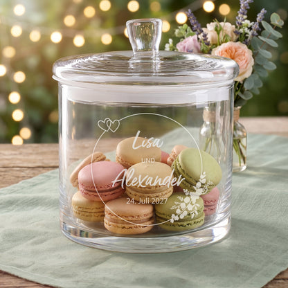Personalisierte Glasdose mit Macarons und Gravur von Lisa und Alexander zur Hochzeit