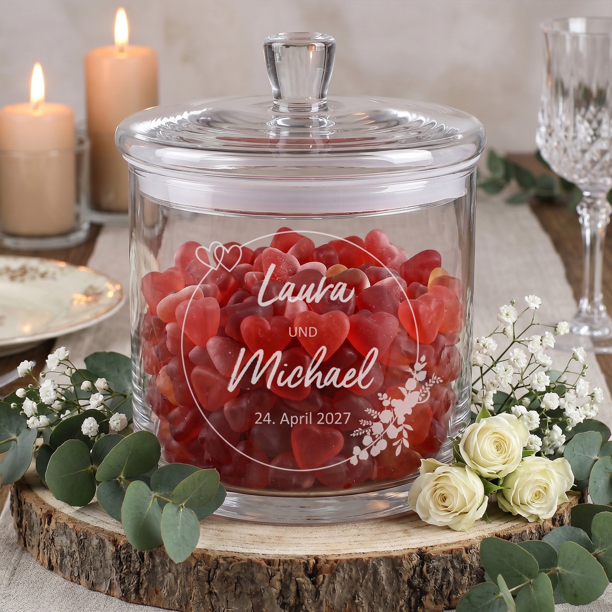 Große Glasdose mit roten Herzgummis und Gravur von Laura und Michael als romantisches Hochzeitsgeschenk