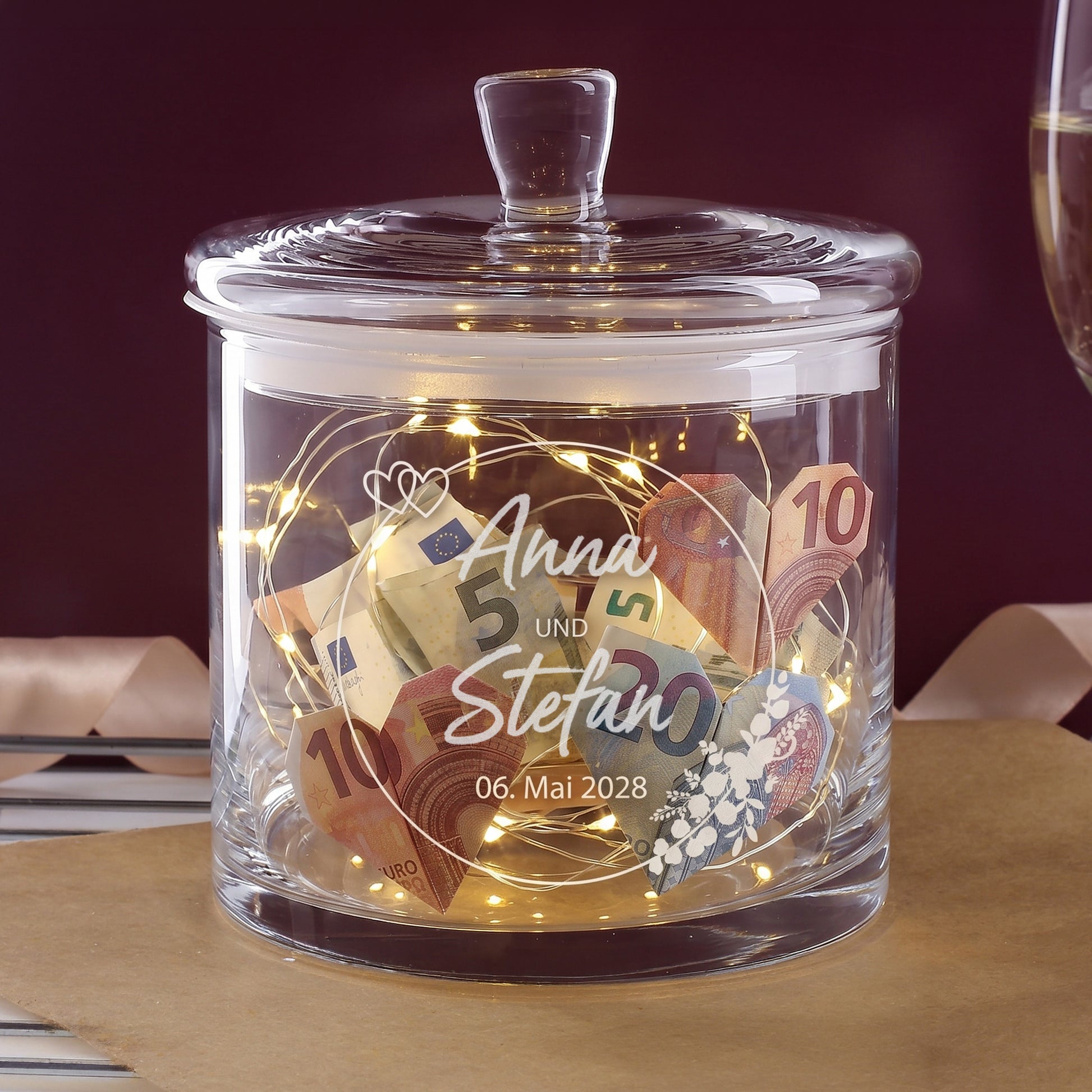 Personalisierte Leonardo Glasdose mit Geldscheinen und Gravur von Namen und Hochzeitsdatum