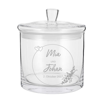 Leere Glasdose mit Gravur von Mia und Johan als personalisiertes Hochzeitsgeschenk