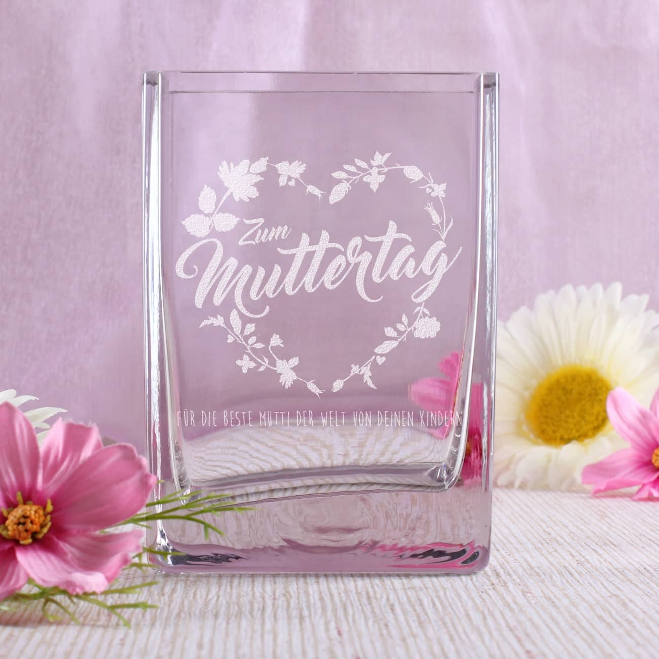 Vase zum Muttertag mit Blumenherz und Wunschtext