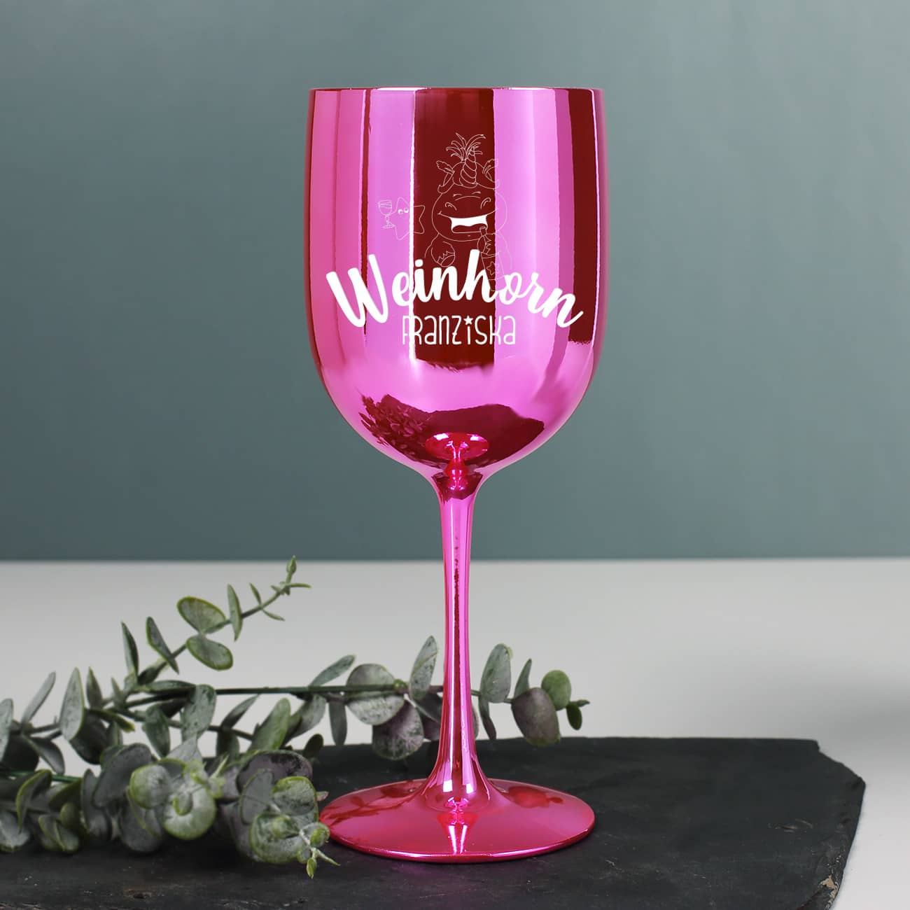 Trinkkelch in glänzendem Pink mit Weinhorn Motiv und Name graviert