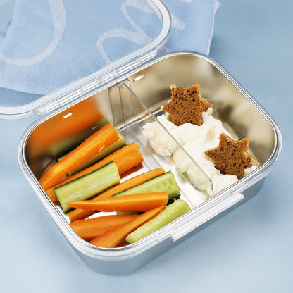 Geöffnete Brotdose mit Karotten und Gurkensticks sowie Dipp und Brotsternchen