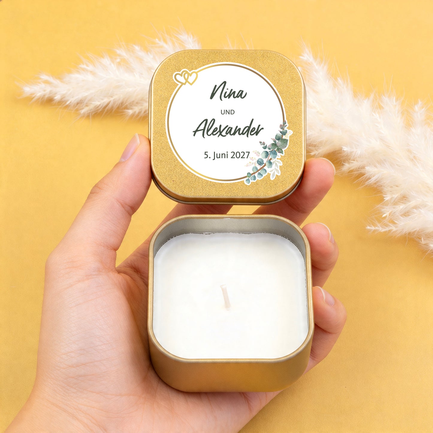 Personalisierte Mini-Duftkerze in Gold als Gastgeschenk zur Hochzeit mit Namen des Brautpaares