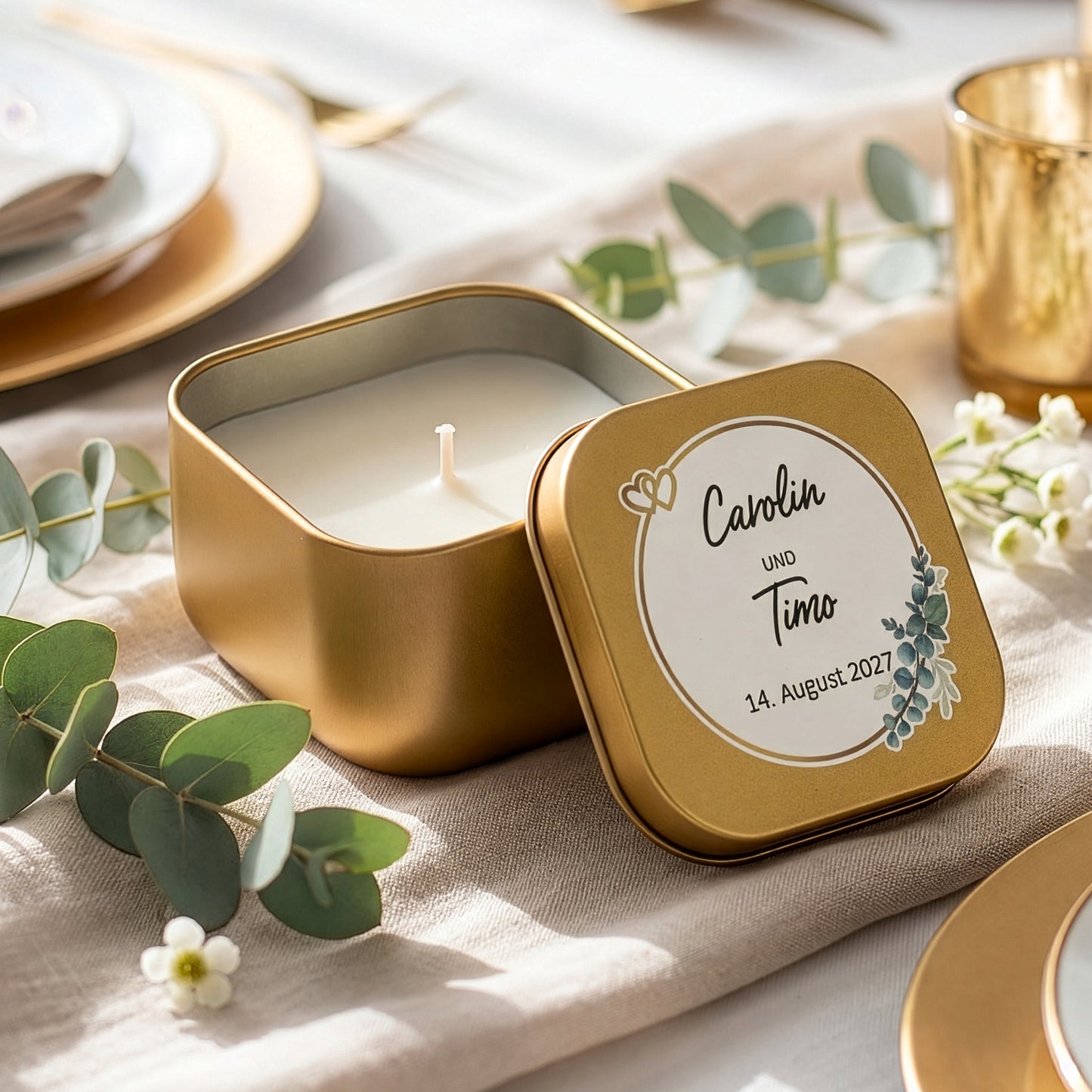 Personalisierte Hochzeitskerzen in Gold und Roségold als Gastgeschenk auf festlich gedecktem Tisch