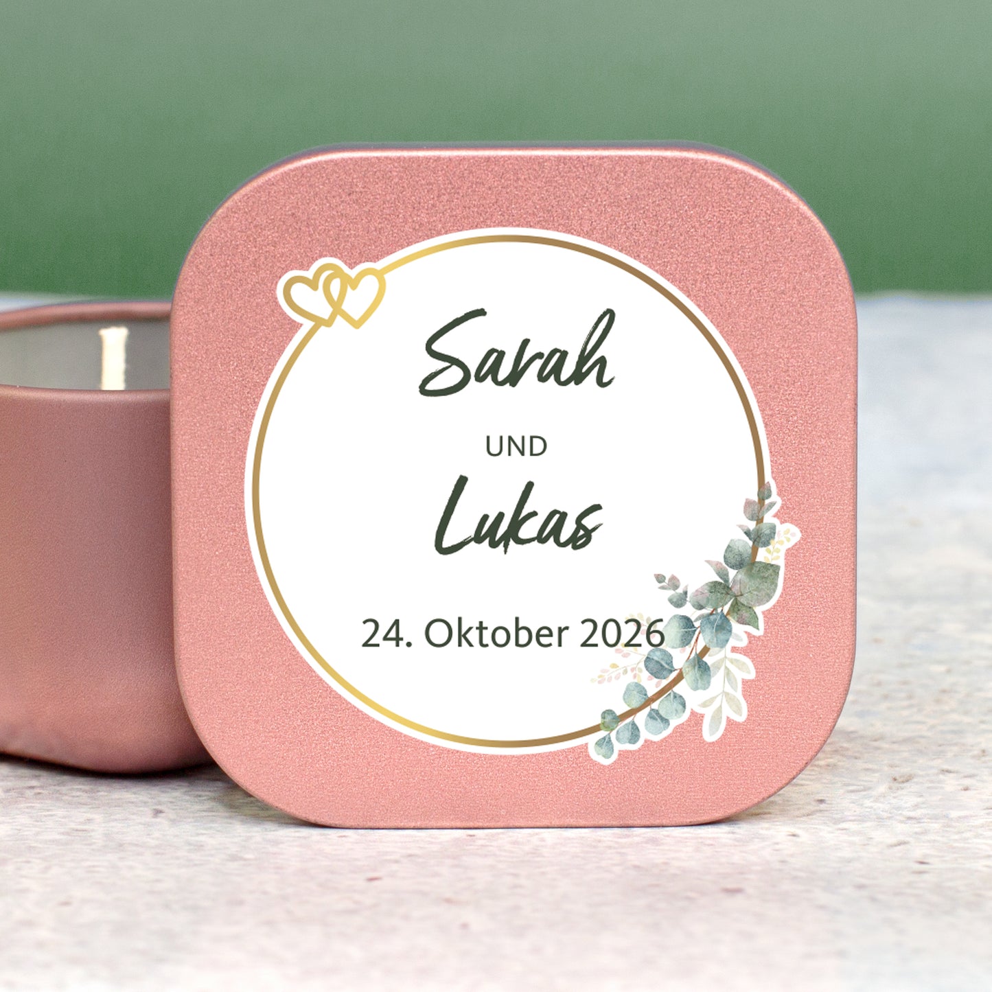 Personalisierte Mini-Kerze zur Hochzeit in Gold mit Namen, Datum und Eukalyptus-Design auf dem Deckel