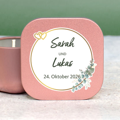 Personalisierte Mini-Kerze zur Hochzeit in Gold mit Namen, Datum und Eukalyptus-Design auf dem Deckel
