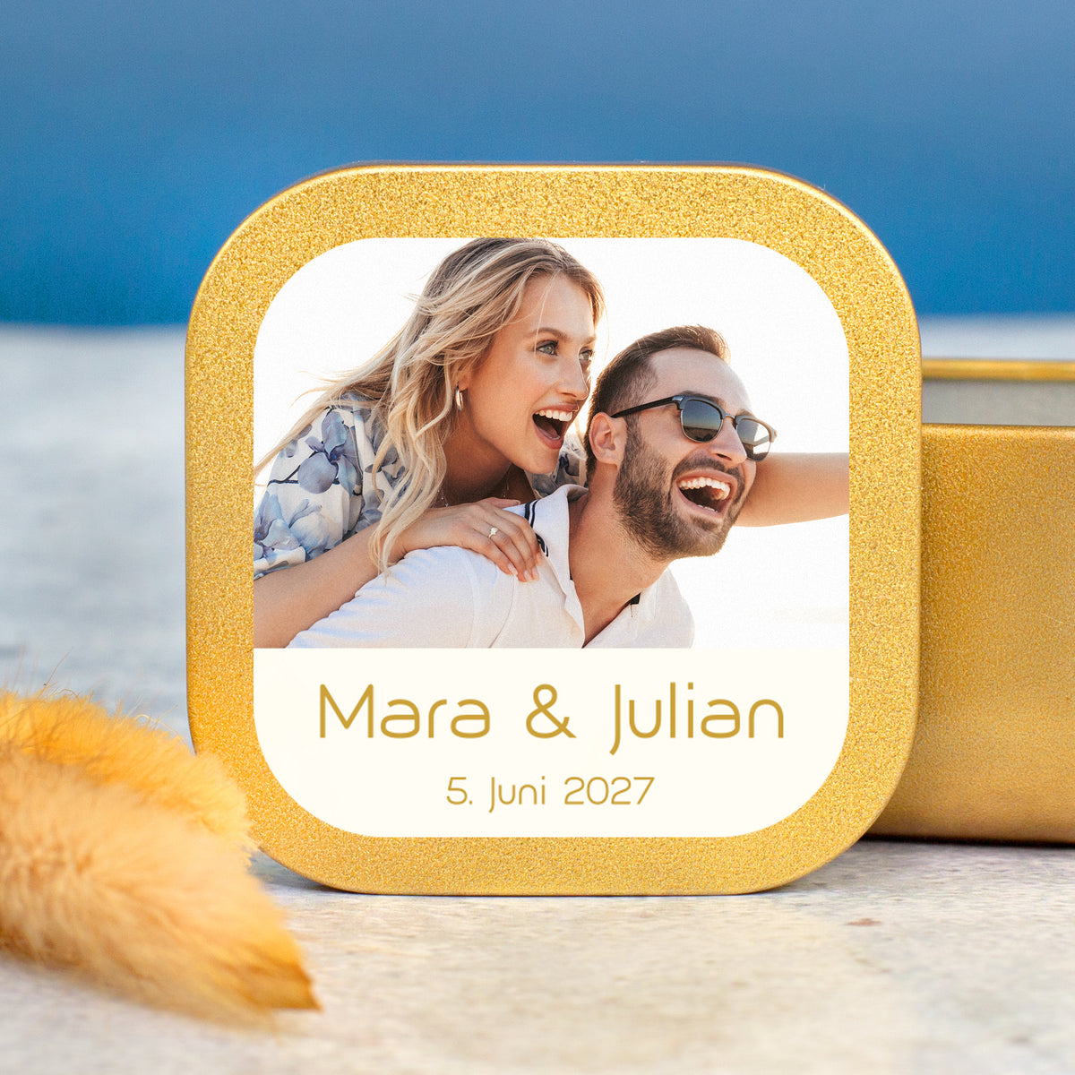 Goldener Deckel einer Mini Duftkerze mit Foto, Namen Mara und Julian und Datum als Hochzeitsgeschenk