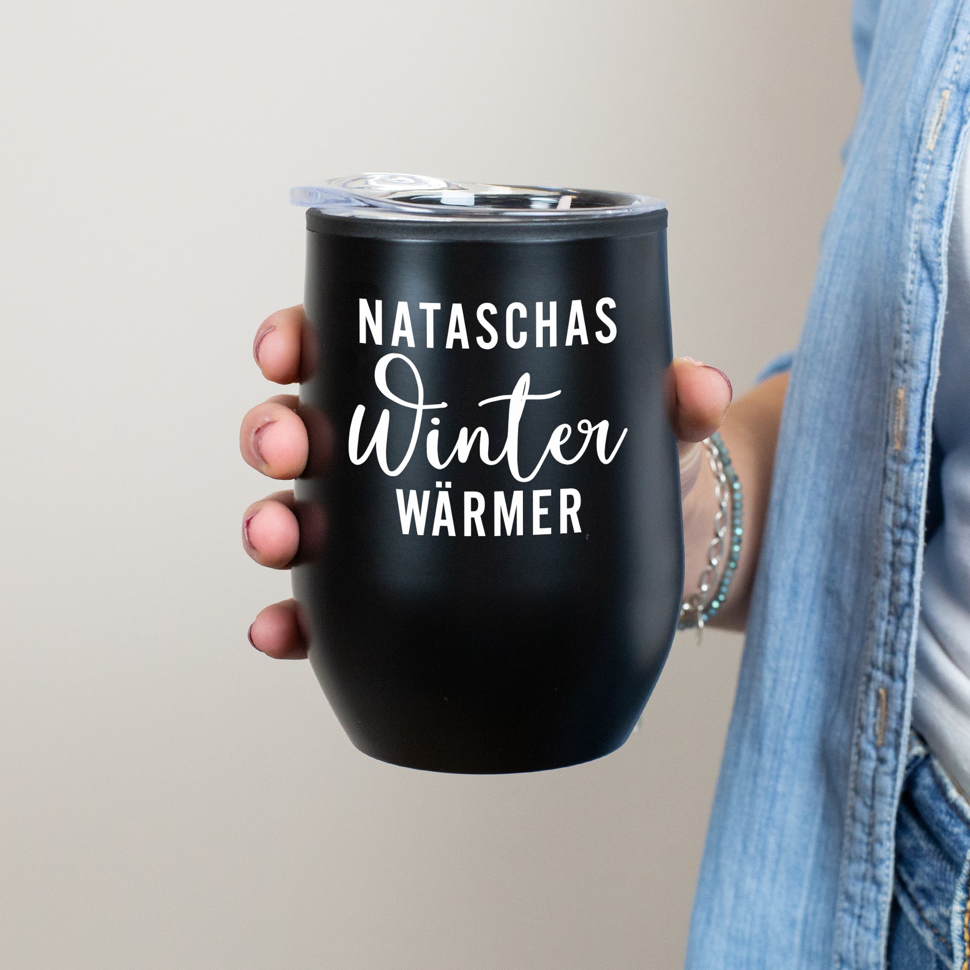Schwarzer Thermobecher Winterwärmer mit Name – isolierter Edelstahlbecher für Glühwein oder Tee