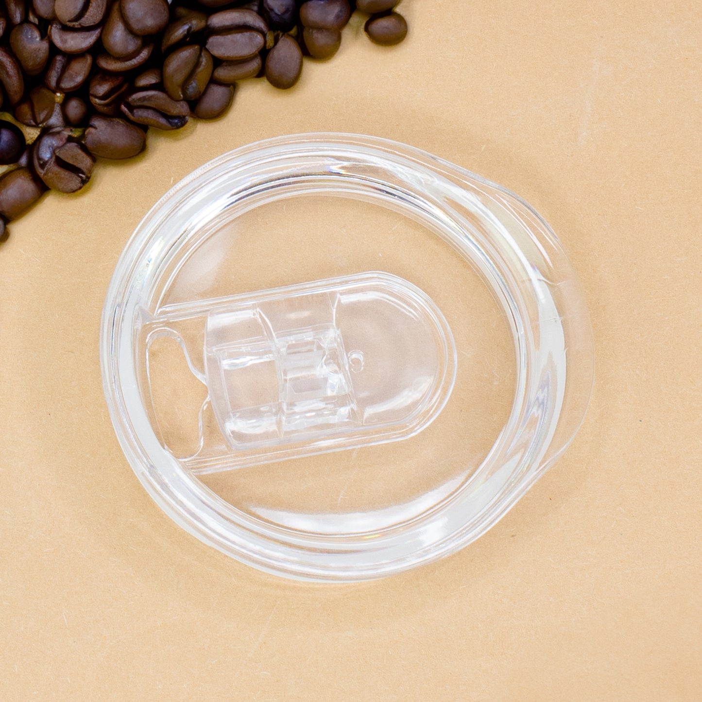 Runder transparenter Deckel für Thermobecher – Kunststoffdeckel mit Öffnung und Kaffeebohnen im Hintergrund