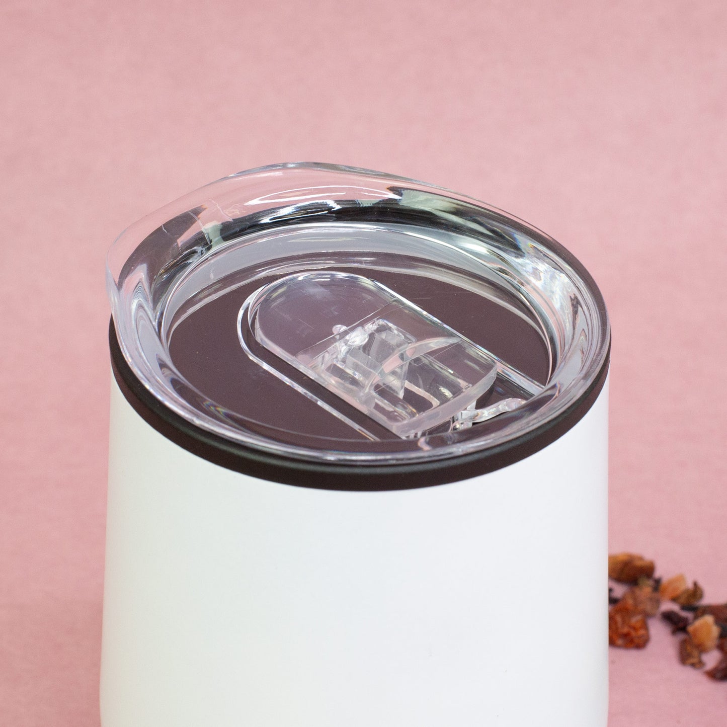 Detailaufnahme weißer Thermobecher mit Deckel und Schiebeverschluss