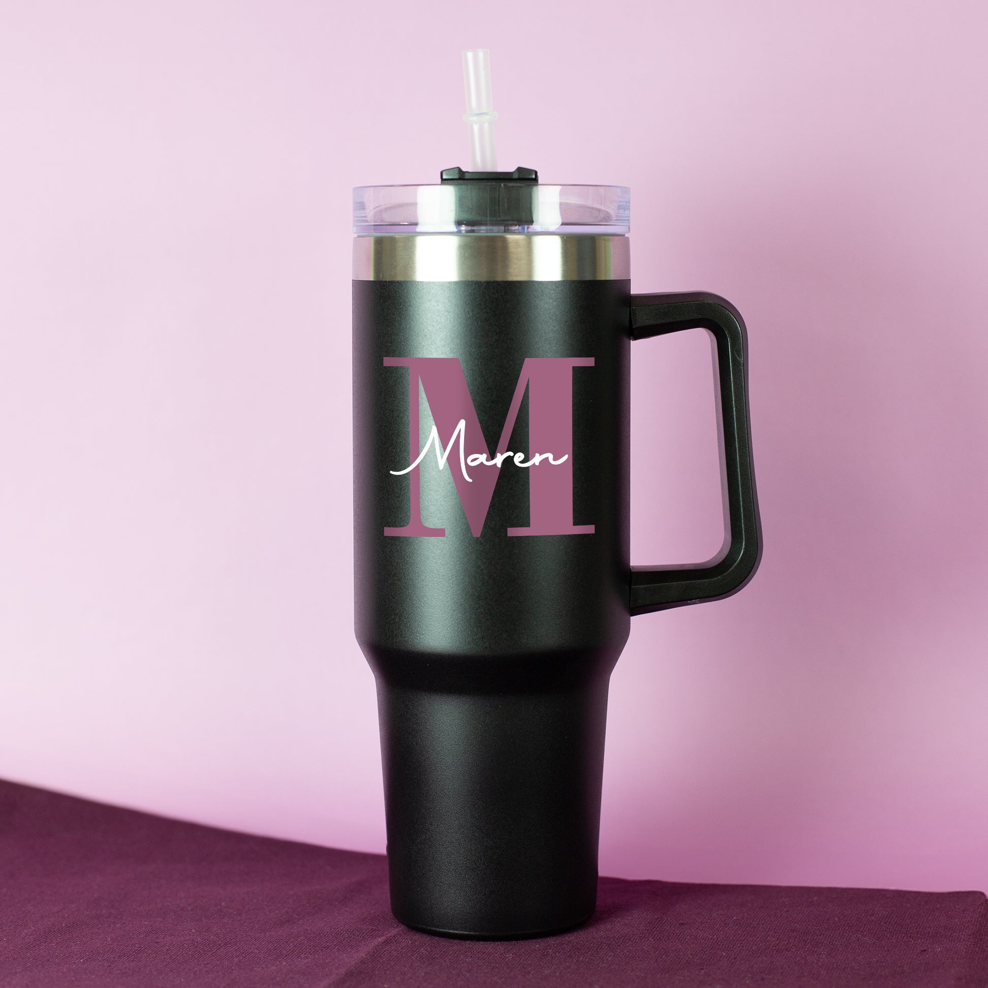 Thermobecher in Schwarz mit rosa Monogramm und weißem Namen - frontal fotografiert