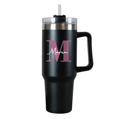 Freigestelltes Bild des Thermobechers in Schwarz mit rosa Monogramm und weißem Namen