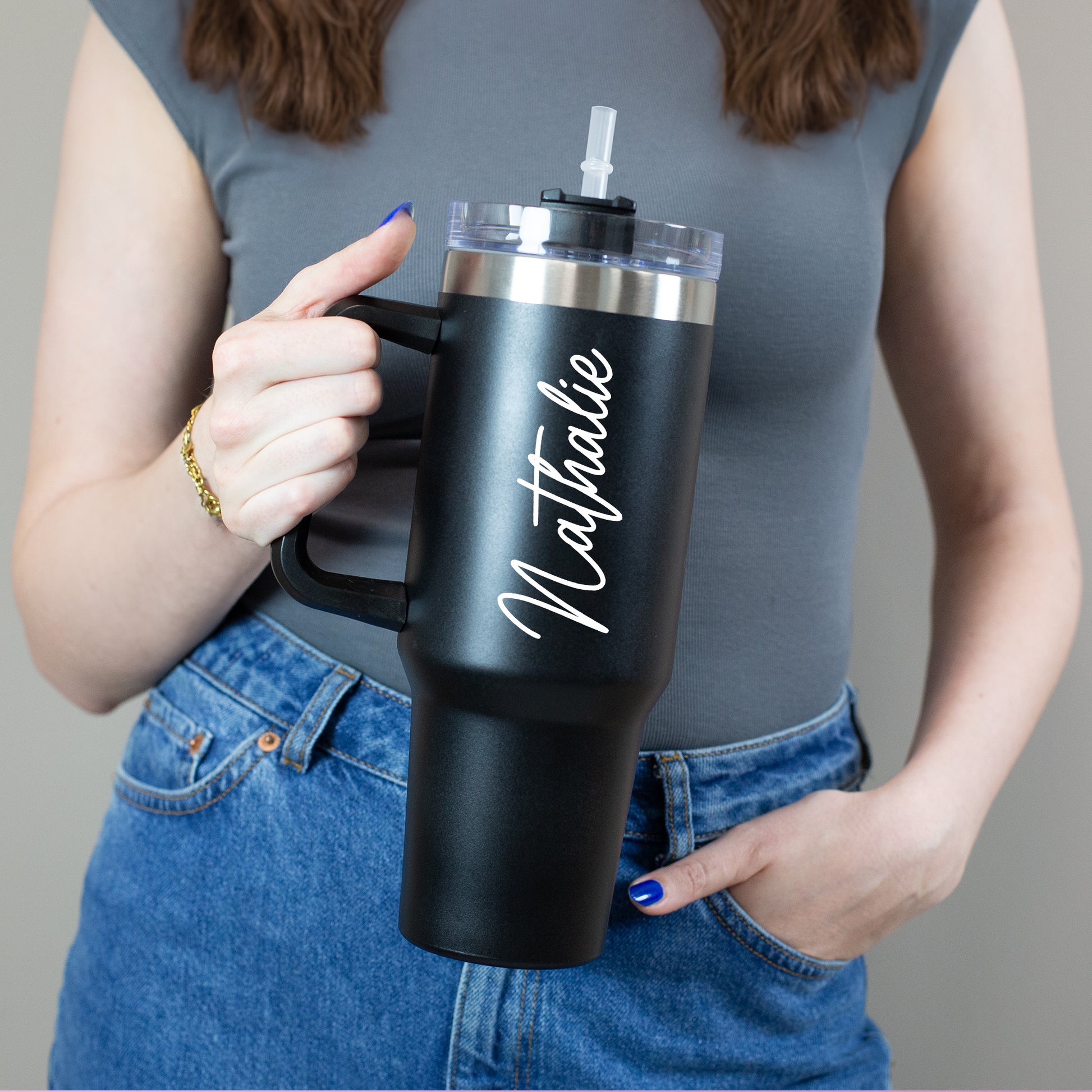 Person mit Thermobecher in der Hand - weiße Schriftfarbe