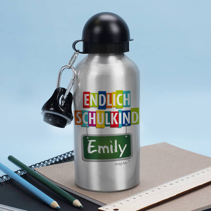 Silberne Trinkflasche bedruckt mit "Endlich Schulkind" und Ihrem Wunschname