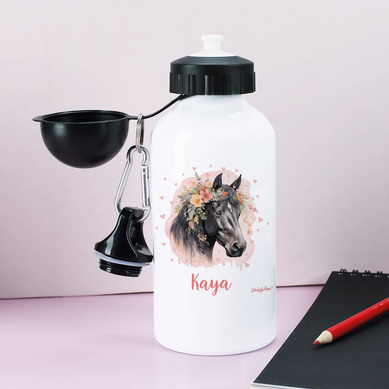 Trinkflasche mit Pferde-Motiv, Blüten, Name und verschiedenen Verschlüssen